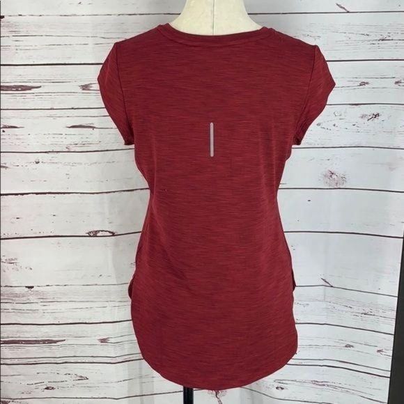 Reebok Woman's Burgundy Rounded Hem Athletic Short Sleeve Shirt Size Medium - Picture 3 of 8
